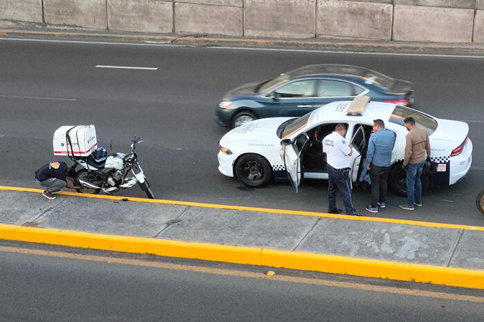 Auto golpea a motociclista de AMPM en el Periférico de Morelia y se da a la fuga