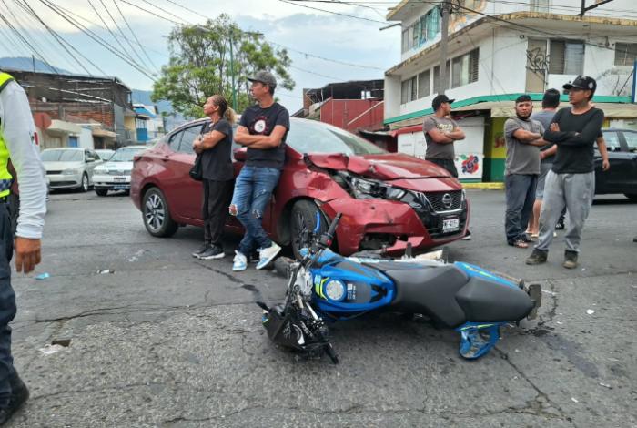 Auto impacta a mujer motociclista, en Uruapan
