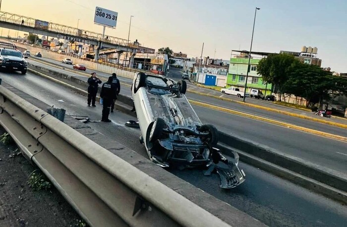 Auto robado vuelca en el libramiento oriente de Morelia