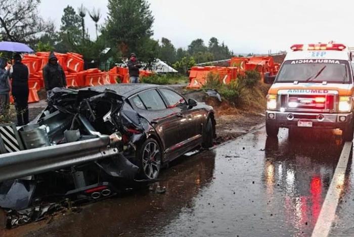 Auto se destroza al chocar contra barrera de contención en la Autopista Siglo XXI