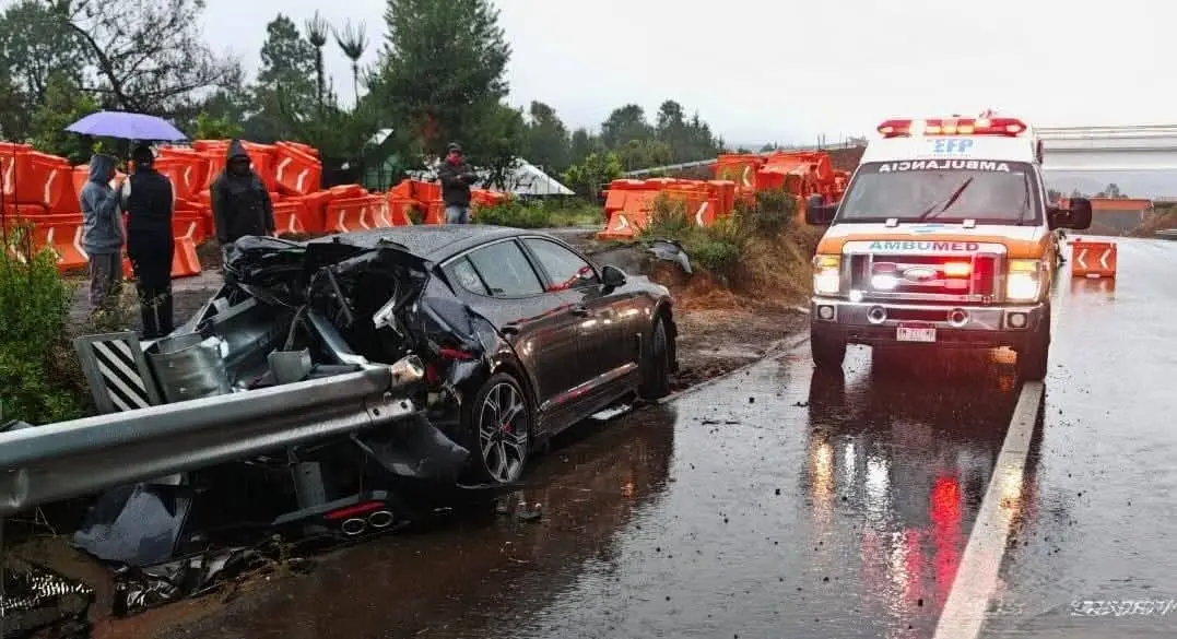 Auto se destroza en la autopista Siglo XXI