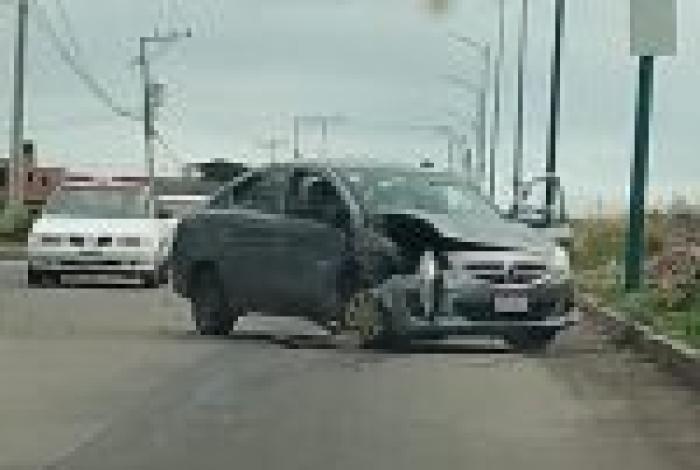 Auto y camioneta chocan en el camino La Aldea-Misión del Valle, al oriente de Morelia