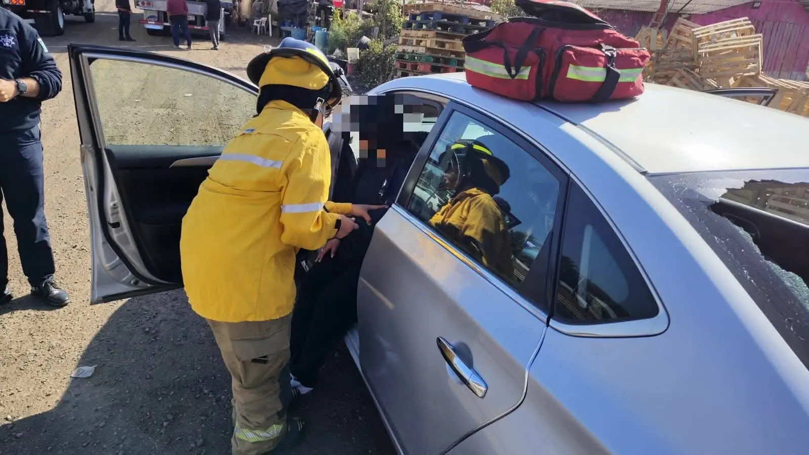 Auto y camioneta chocan en la carretera Morelia-Pátzcuaro