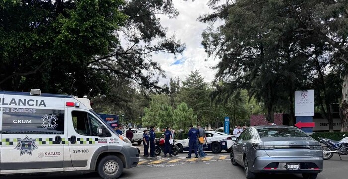 Auto y moto protagonizan choque en Calzada Ventura Puente de Morelia; hay 1 herido