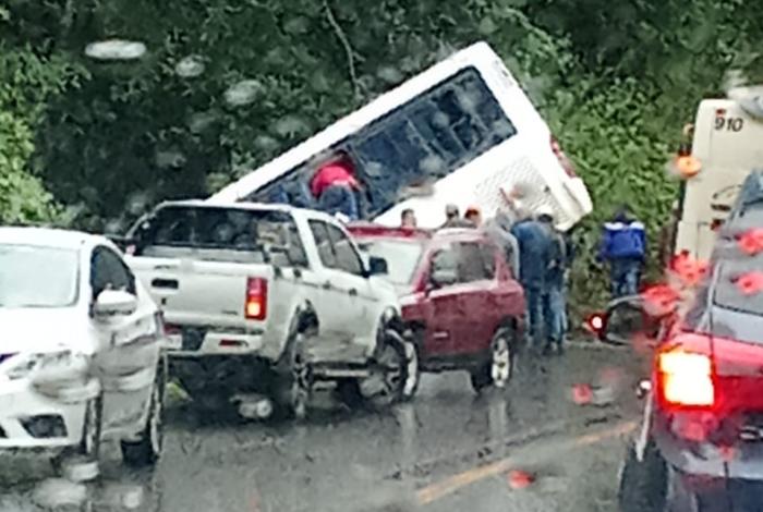 Autobús de pasajeros se sale del camino en Tingambato; automovilistas ayudan a evacuar la unidad