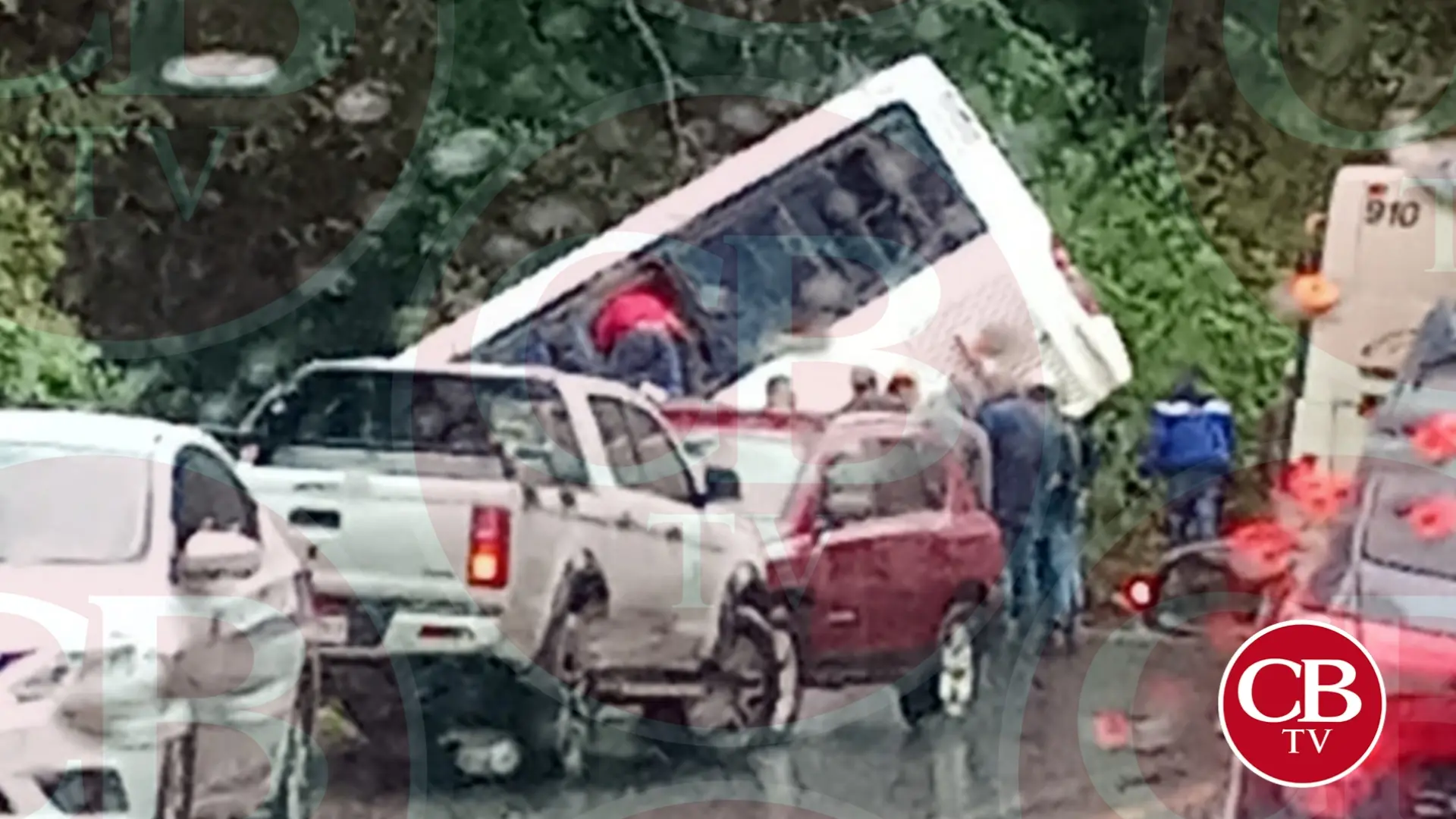 Autobús queda a punto de caer a un barranco en Tingambato