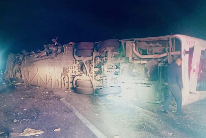 Autobús se impacta contra madrina calcinada usada en bloqueos; mueren dos personas