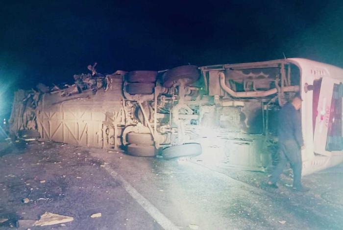 Autobús se impacta contra madrina calcinada usada en bloqueos; mueren dos personas