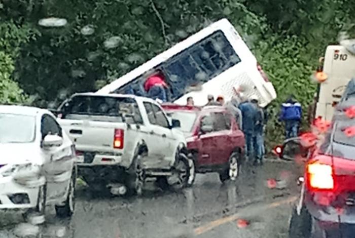 Autobús se sale del camino en Tingambato; automovilistas ayudan a rescatar a pasajeros