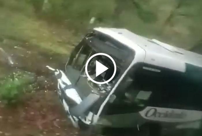 Autobús y vehículo particular colisionan en la Zacapu-Morelia