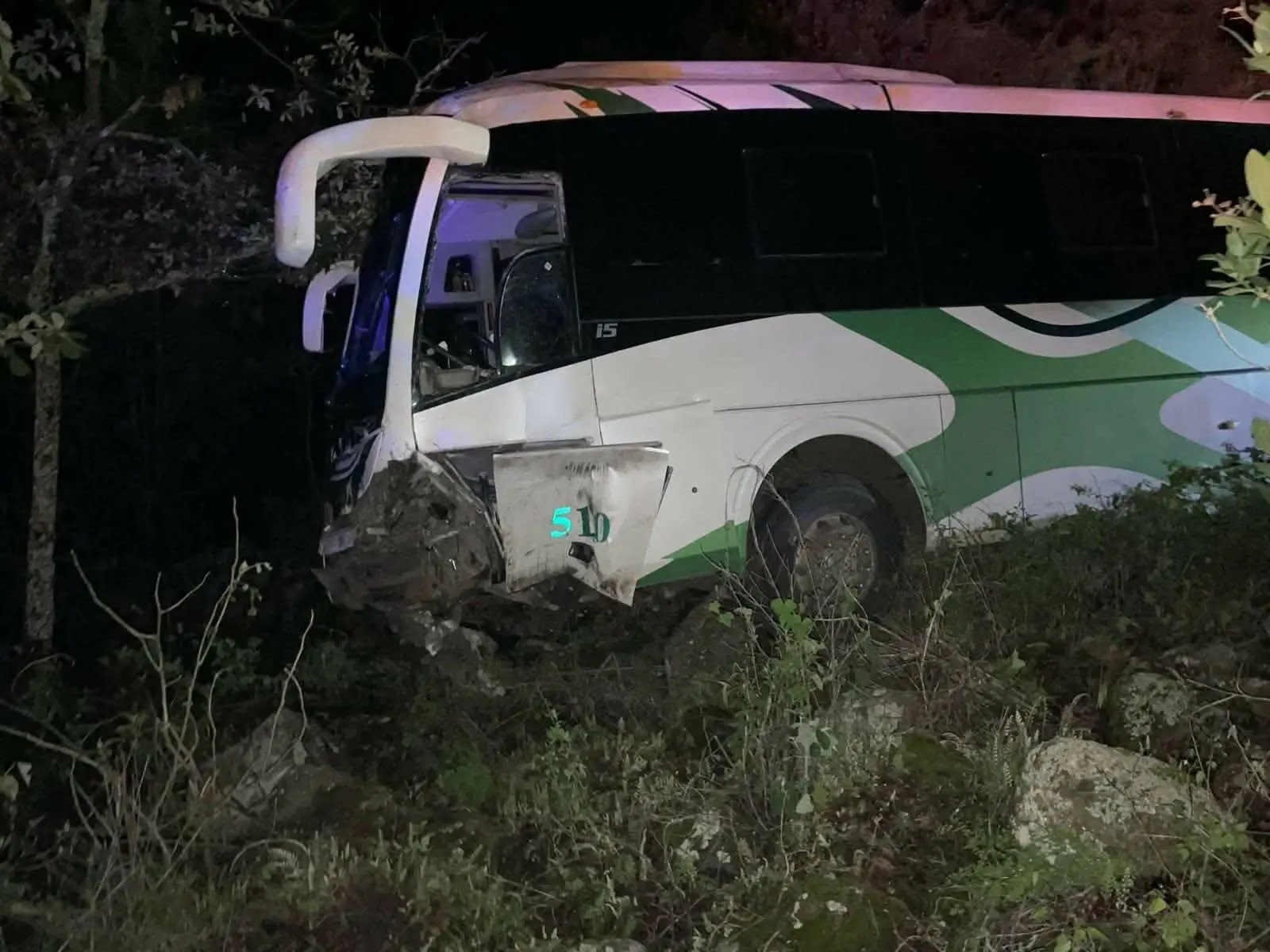Autobús y vehículo particular protagonizan choque en la Quiroga-Zacapu ; hay una persona herida