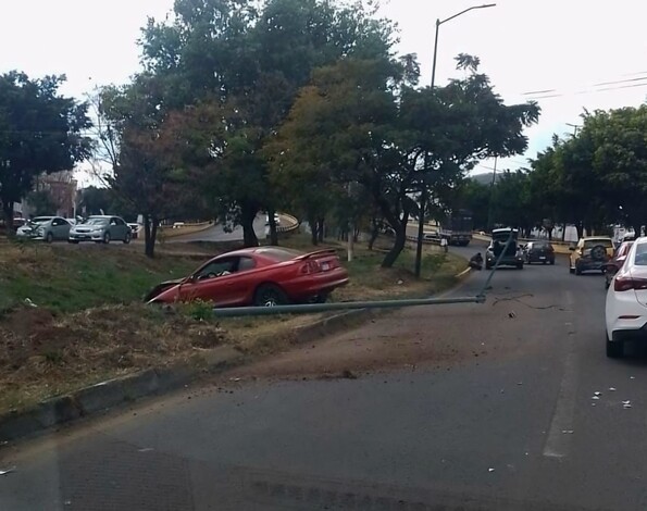 Automovilista choca contra poste en el Periférico de Morelia frente a la Macropalza