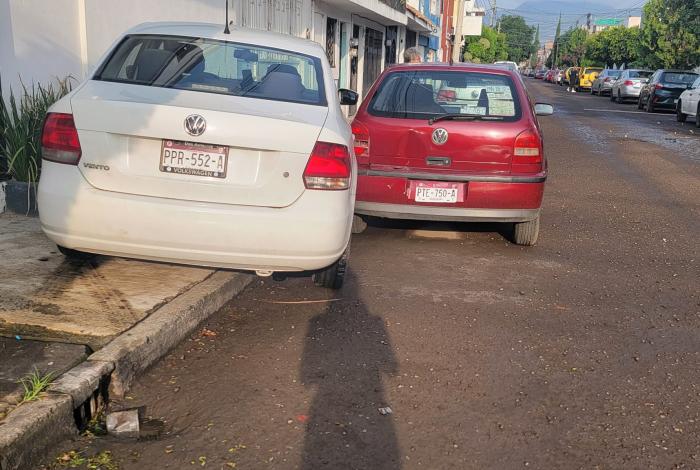 Automovilista choca contra domicilio y otro automotor en la colonia Prados Verdes