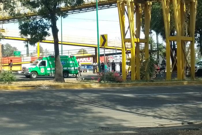 Automovilista huye del sitio tras impactar motocicleta mientras circulaban sobre el periférico