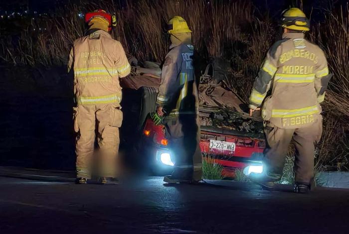 Automovilista muere al volcar sobre la carretera Morelia-Maravatío
