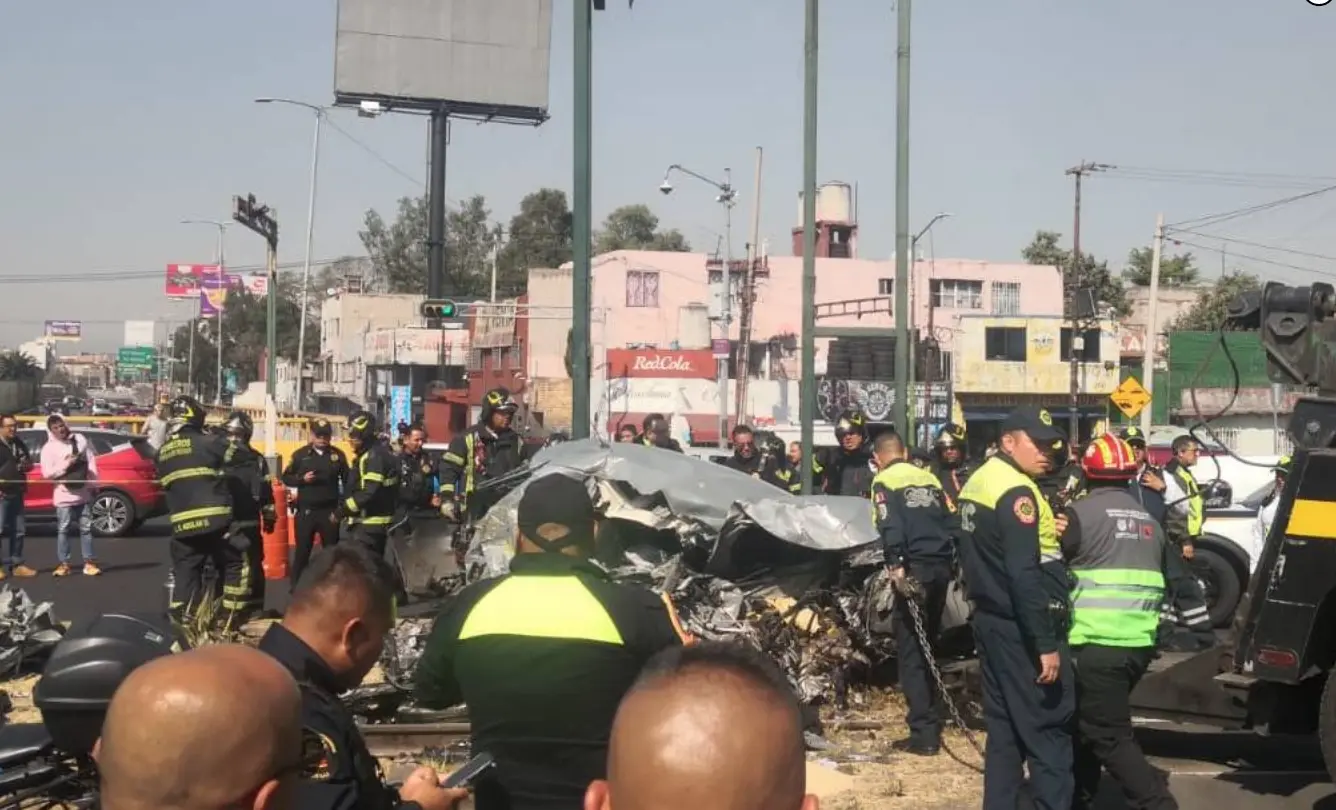 Automovilista queda prensado tras intentar ganarle el paso a un tren en CDMX