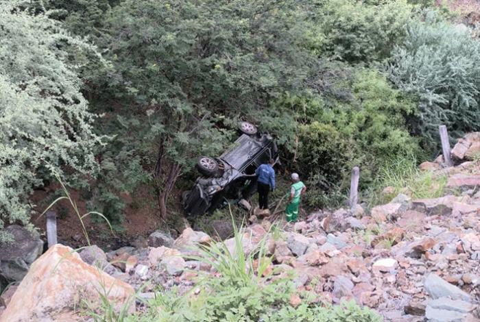 Automovilista resulta ileso tras volcar y caer en un barranco en la Siglo XXI