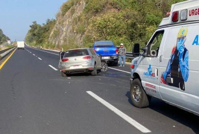 Automovilista se accidenta en la autopista Siglo XXI