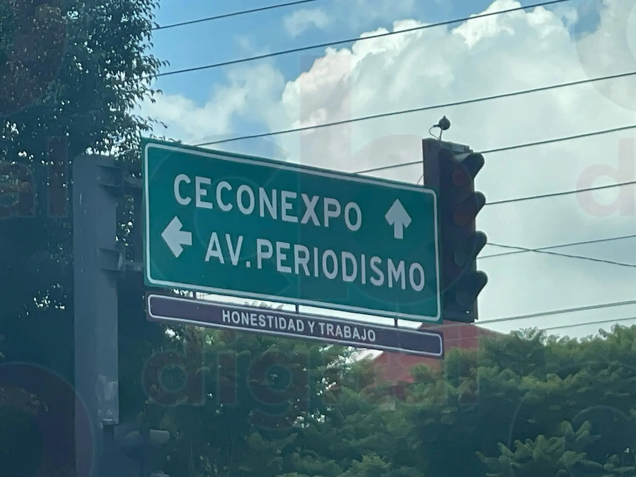 Automovilistas exigen se repare en cuanto antes semáforo de avenida periodismo con Periférico Paseo de la República