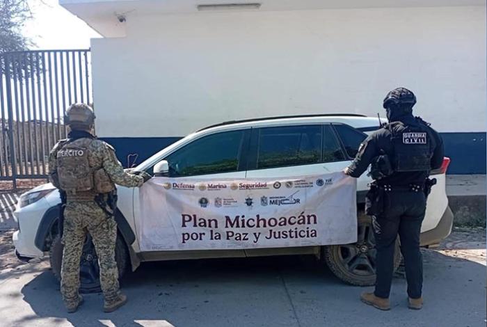 Autoridades aseguran una camioneta robada, cuernos de chivo y municiones, en Apatzingán