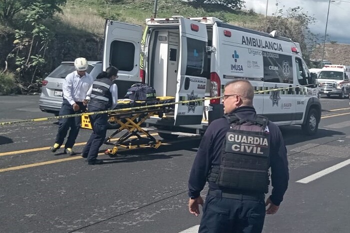 Autoridades atienden a lesionados en accidente de carretera Morelia-México