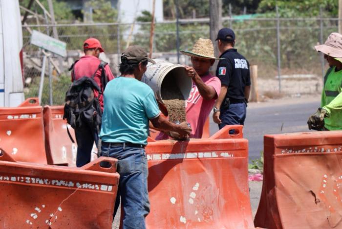 Autoridades bloquean “retorno” cerca del entronque de Las Adelitas en Lázaro Cárdenas