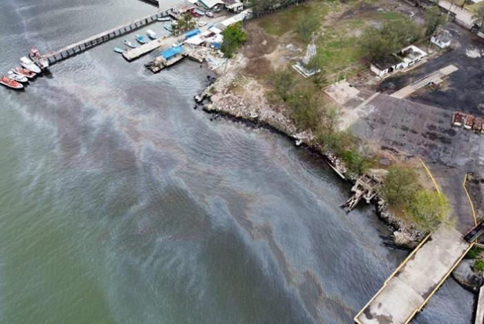 Autoridades federales investigan vertido oscuro de refinería de Pemex en Veracruz, cerca de Golfo de México