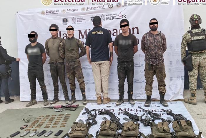 autoridades federales y estatales detienen en michoacán a nueve personas y aseguran armamento