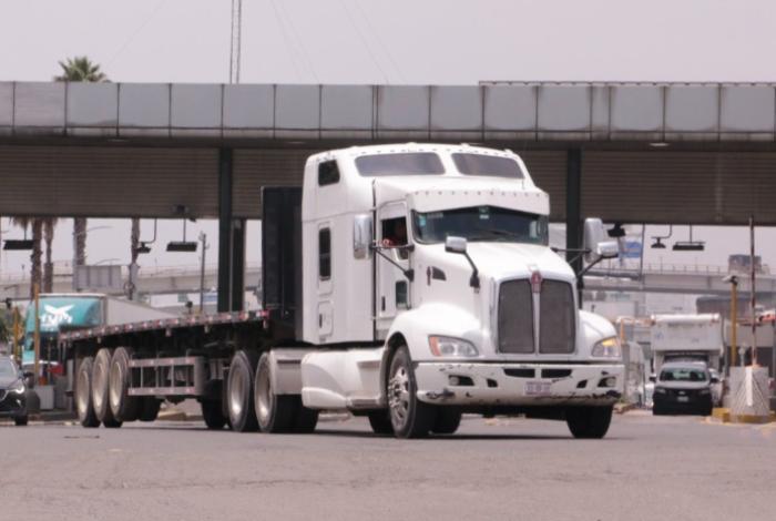 Autoriza SICT permiso provisional al autotransporte federal para circular sin placas y sin engomado