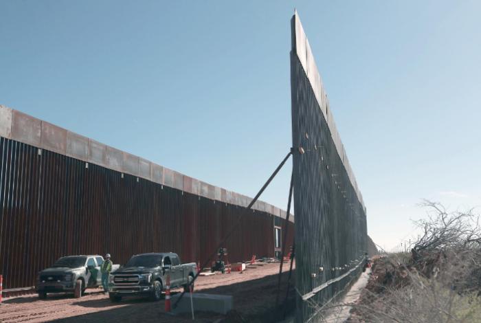 Avanza muro negro en la frontera con México, diseñado para absorber más calor y dificultar la escalada