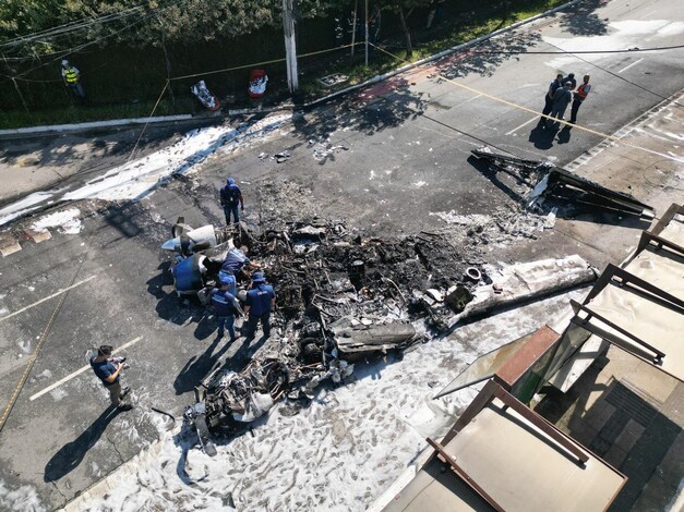 Avión cae en Sao Paulo, choca con un autobús, y se incendia