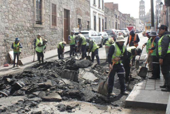 Ayuntamiento de Morelia intensifica trabajos de bacheo en el Centro Histórico