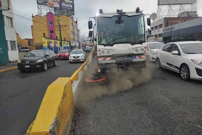 Ayuntamiento de Morelia limpia la Madero Poniente con barredora mecánica