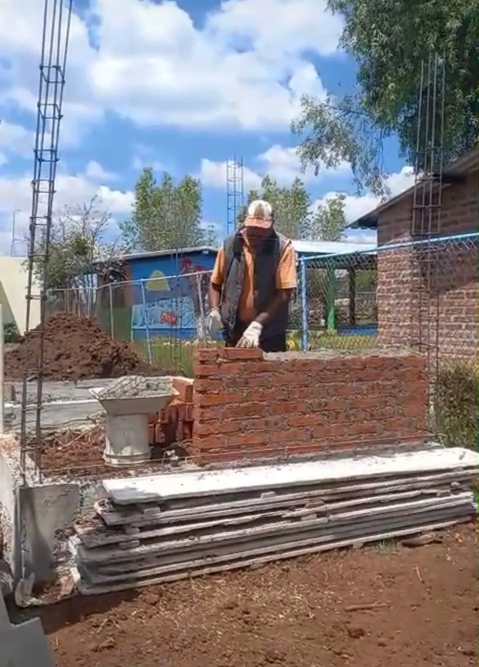 Ayuntamiento de Morelos apoya con la construcción de baños en unidad deportiva en San Vicente La Noria: Julio César Conejo