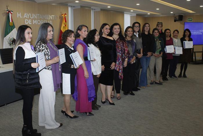 Ayuntamiento reconoce a morelianas que concluyeron el programa “Morelia Emprende”