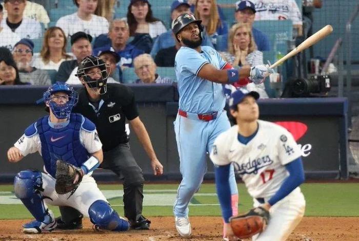 Azulejos empatan la Serie Mundial de 2-2 ante Dodgers
