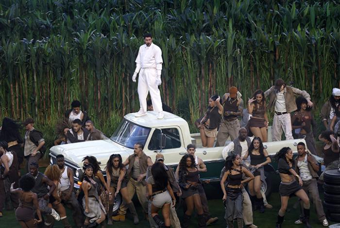 Bad Bunny convierte el medio tiempo del Super Bowl en una oda de orgullo latino