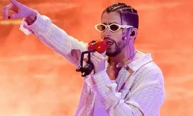 Bad Bunny protege a fan en concierto y recibe elogios