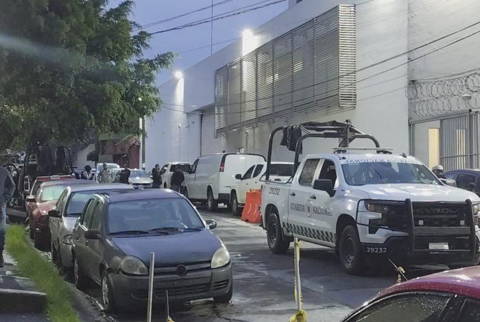 Bajo fuerte dispositivo, trasladan a El Rino a la FGR en Morelia