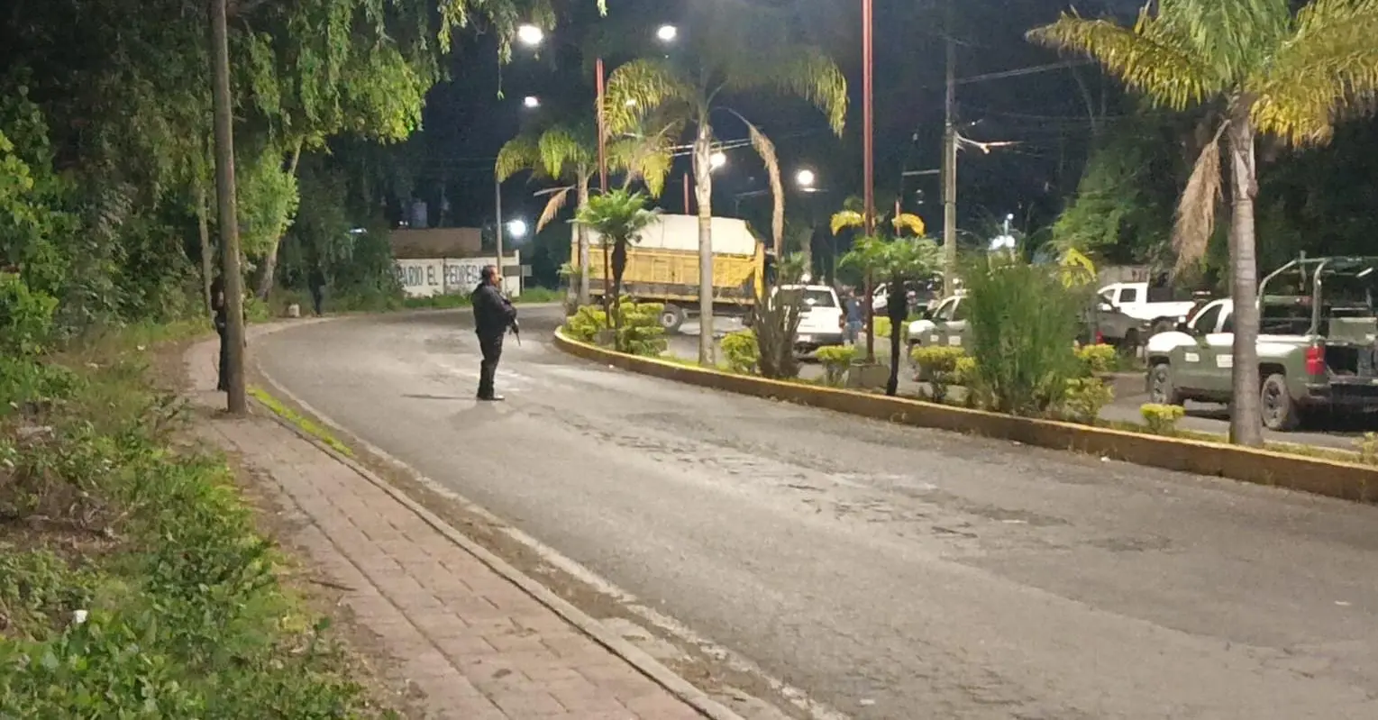 Balacera en Queréndaro deja un camión en llamas