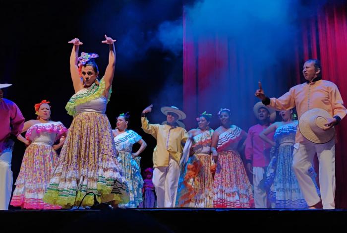 Ballet Folklórico de Morelia pone a bailar a Colombia