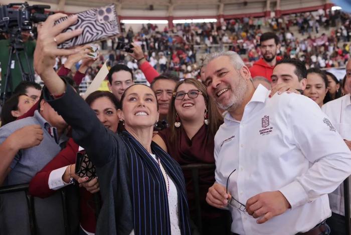 Bedolla acompaña a Sheinbaum en su festejo por el primer año de gobierno