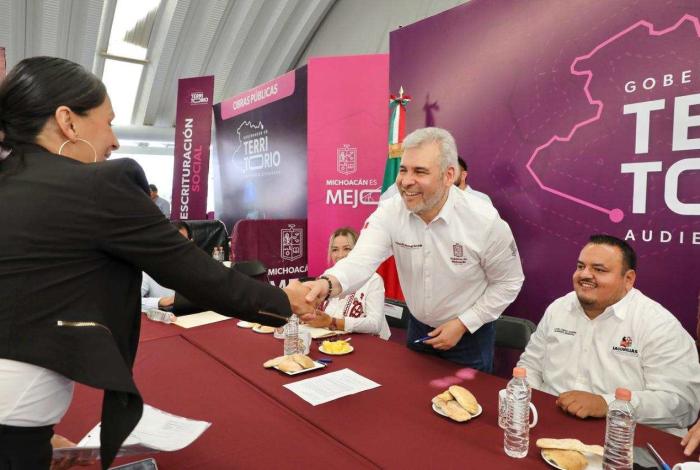 Bedolla atiende en audiencia pública a familias de Lagunillas