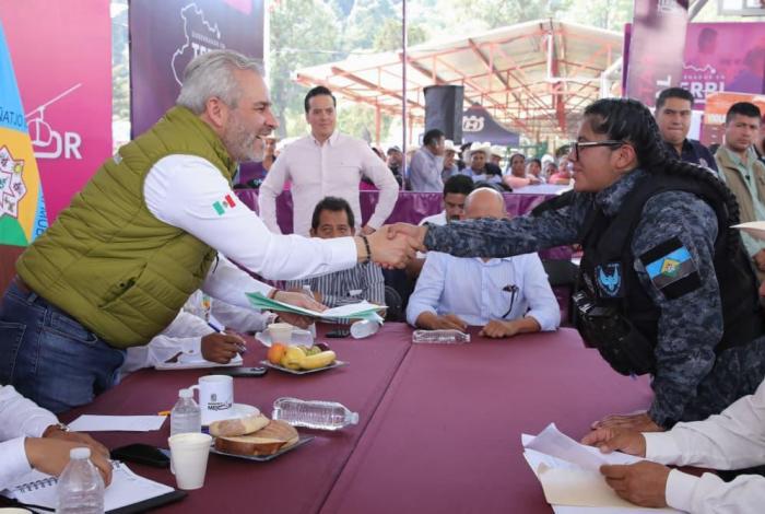 Bedolla, cercano a autogobiernos; lleva audiencia pública a Donaciano Ojeda