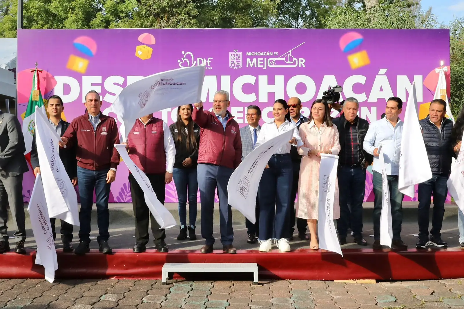 Bedolla da banderazo de salida a 55 toneladas de ayuda para estados afectados por lluvias