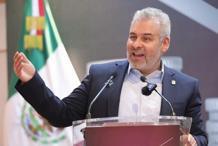 Bedolla firma decreto histórico que pone fin a la herencia de deudas en Michoacán