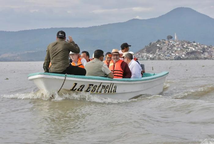Bedolla impulsa la conservación del lago de Pátzcuaro con la liberación de más de 80 mil peces