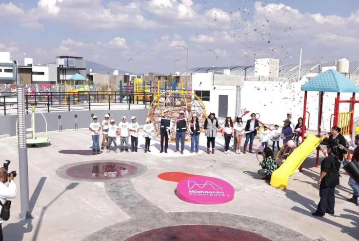 Bedolla inaugura parque infantil en Zamora, Michoacán