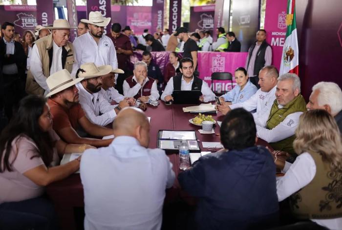 Bedolla lleva audiencia pública a Madero; mezcaleros reconocen impulso al sector