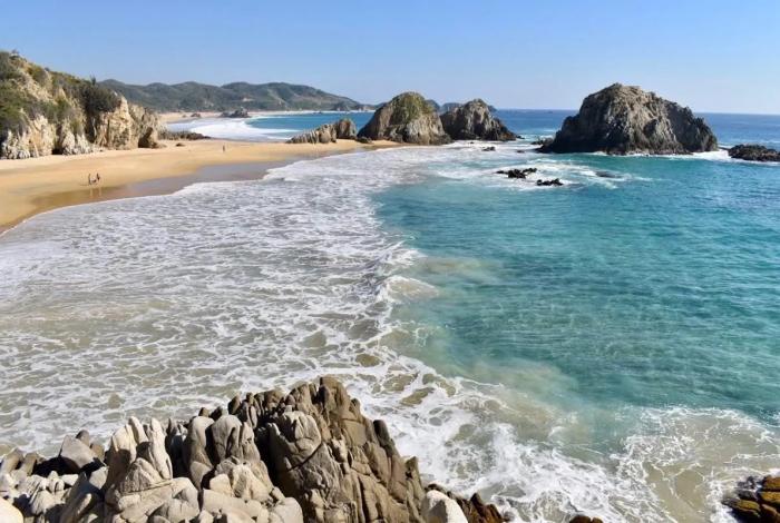 Bedolla pone en duda dictamen de COFEPRIS sobre playas